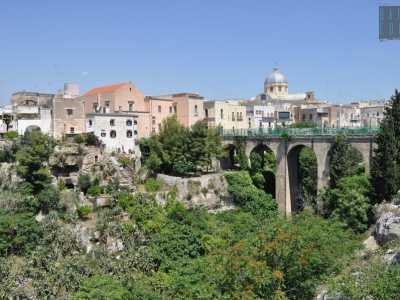 Ci regaliamo infine un'ultima vista sulla gravina e il suo ponte, sovrastato in lontananza dalla sagoma del duomo di San Lorenzo